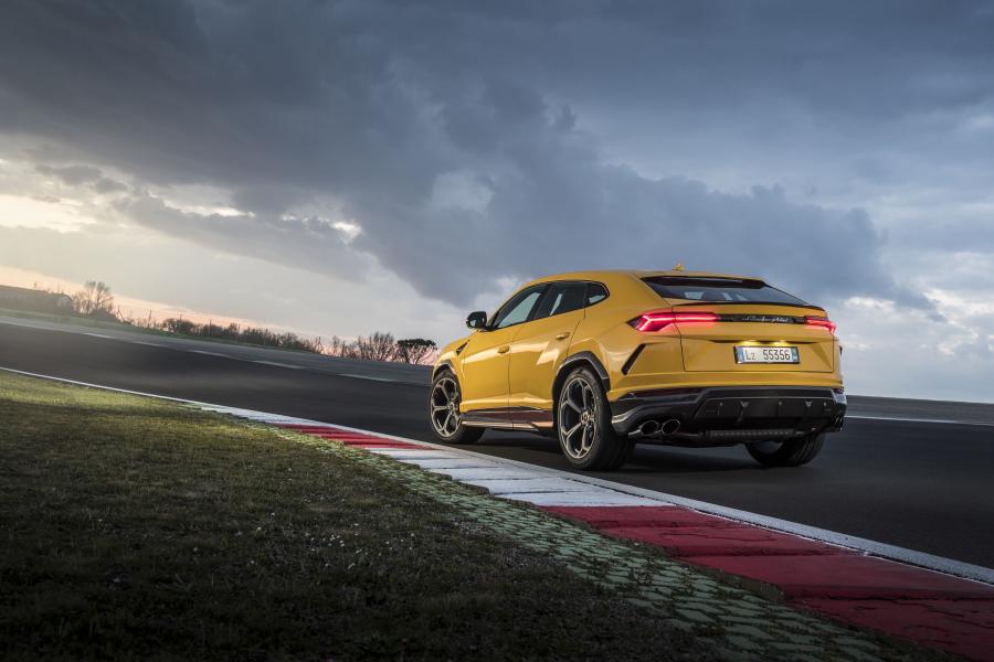  Lamborghini Urus Shiny Black Package 2018 года  (фото 7 из 40)